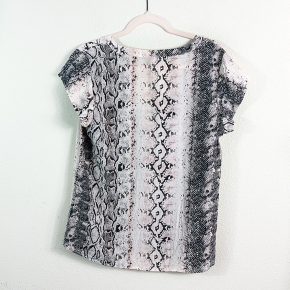 Joie 100% Silk Snakeskin Print Short Sleeve Blouse size Large Light Pink & Grey - Picture 2 of 7